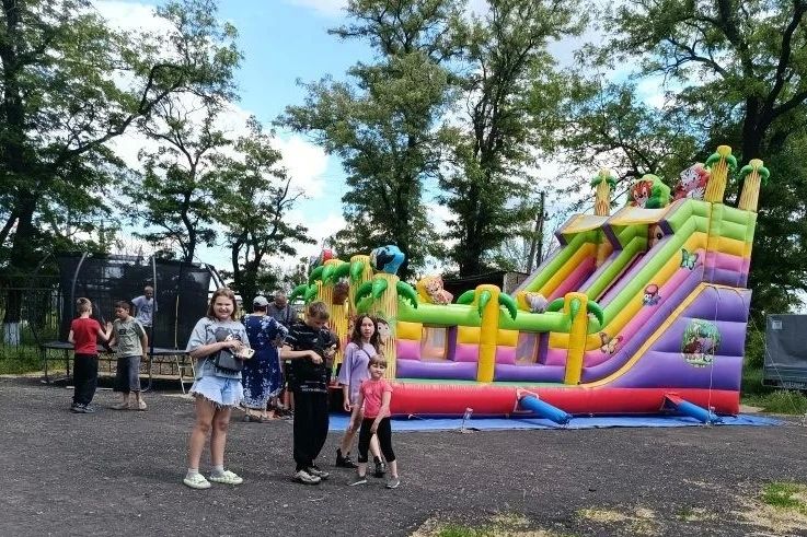 В посёлке городского типа Есауловка развернулся настоящий праздник детства – на площади дома культуры засиял огнями мобильный парк развлечений В посёлке городского типа Есауловка развернулся настоящий праздник детства – на площади дома культуры засиял огнями мобильный парк развлечений