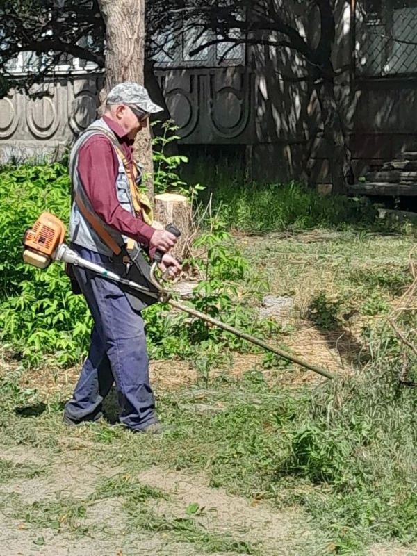 Службы ЖКХ продолжают работы по покосу травы на территории города Службы ЖКХ продолжают работы по покосу травы на территории города