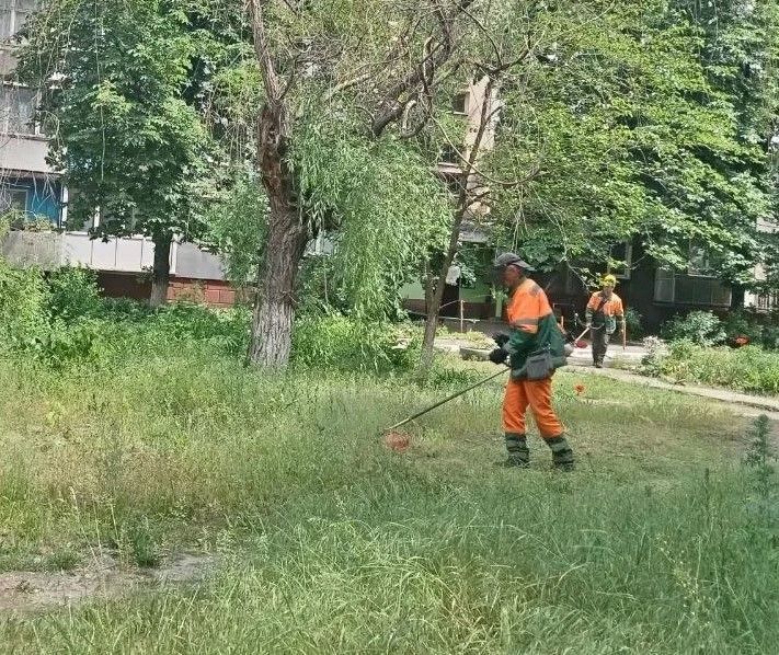 Службы ЖКХ продолжают работы по покосу травы на территории города Службы ЖКХ продолжают работы по покосу травы на территории города