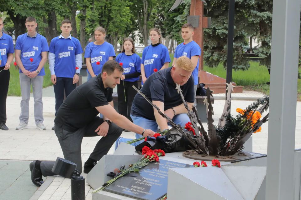 В Луганске почтили память жертв авиаудара 2 июня 2014 года В Луганске почтили память жертв авиаудара 2 июня 2014 года