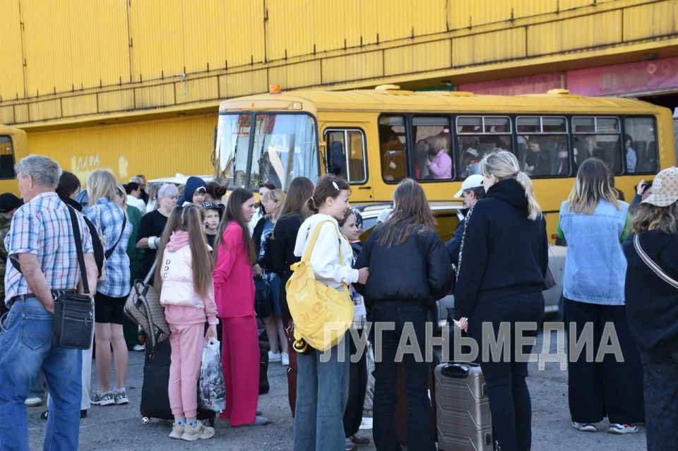 Перевальские школьники отправились на летний отдых и оздоровление в детский лагерь Перевальские школьники отправились на летний отдых и оздоровление в детский лагерь