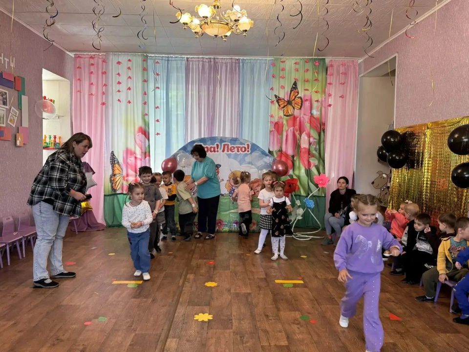 Сотрудники МБУ "ЦКИД г.Брянки" филиал "Клуб им. Ленина" провели для воспитанников брянковского детского сада № 25" Земляничка" развлекательно - игровую программу "В стране детства", приуроченную ко Дню защиты детей Сотрудники МБУ "ЦКИД г.Брянки" филиал "Клуб им. Ленина" провели для воспитанников брянковского детского сада № 25" Земляничка" развлекательно - игровую программу "В стране детства", приуроченную ко Дню защиты детей