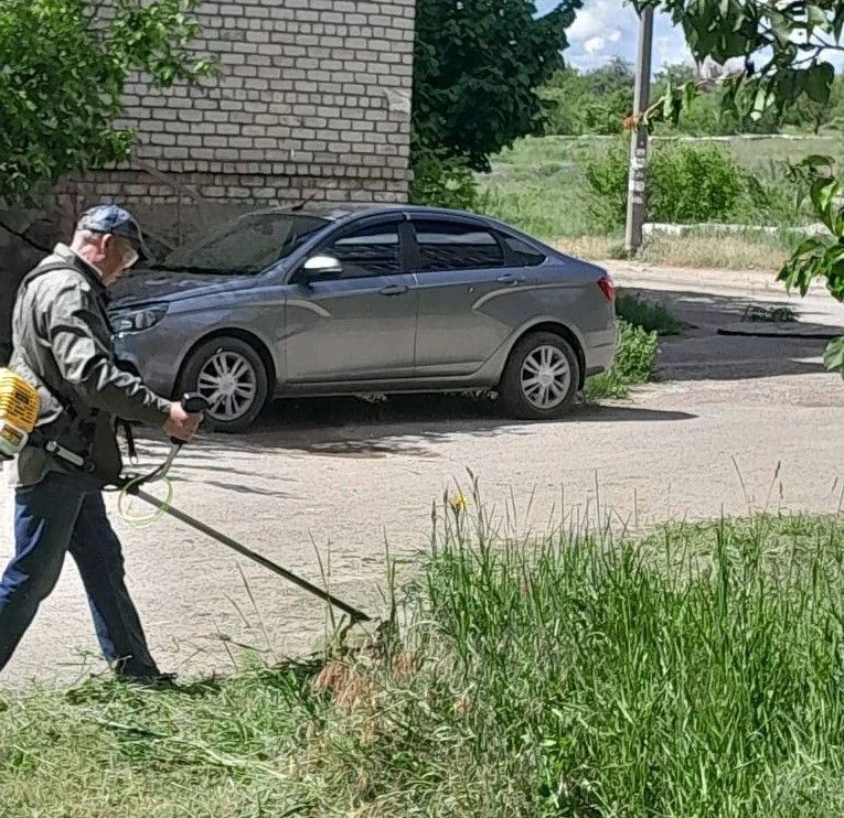 Службы ЖКХ продолжают работы по покосу травы на территории города Службы ЖКХ продолжают работы по покосу травы на территории города