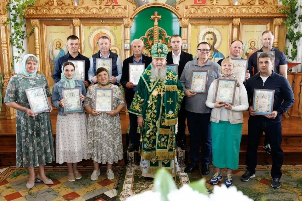 В день Пятидесятницы митрополит Пантелеимон совершил Литургию в Троицком храме села Пивнёвка В день Пятидесятницы митрополит Пантелеимон совершил Литургию в Троицком храме села Пивнёвка