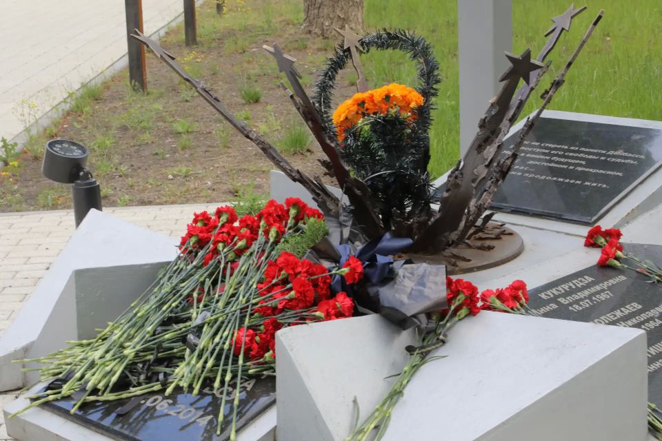 В Луганске почтили память жертв авиаудара 2 июня 2014 года В Луганске почтили память жертв авиаудара 2 июня 2014 года