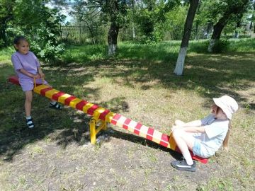 В посёлке городского типа Есауловка развернулся настоящий праздник детства – на площади дома культуры засиял огнями мобильный парк развлечений