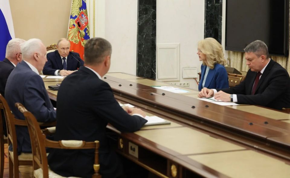 Глава ЛНР Леонид Пасечник доложил Президенту России Владимиру Путину о помощи пострадавшим и семьям погибших при ударе ВСУ по колледжу в Старобельске
