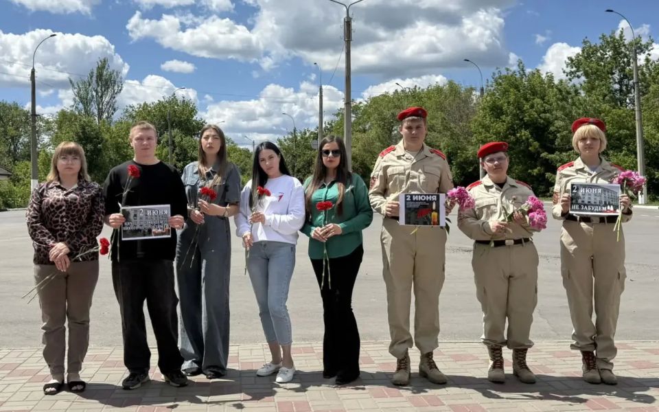 Молодежь Перевальска почтила память погибших в результате авиаудара по зданию Луганской ОГА