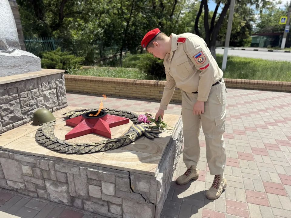 Молодежь Перевальска почтила память погибших в результате авиаудара по зданию Луганской ОГА Молодежь Перевальска почтила память погибших в результате авиаудара по зданию Луганской ОГА