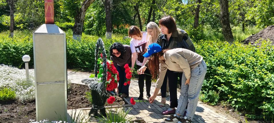2 июня в Молодогвардейске состоялась церемония возложения цветов, приуроченная к 12-й годовщине трагического авиаудара ВСУ по центру Луганска, унесшего жизни мирных жителей 2 июня в Молодогвардейске состоялась церемония возложения цветов, приуроченная к 12-й годовщине трагического авиаудара ВСУ по центру Луганска, унесшего жизни мирных жителей