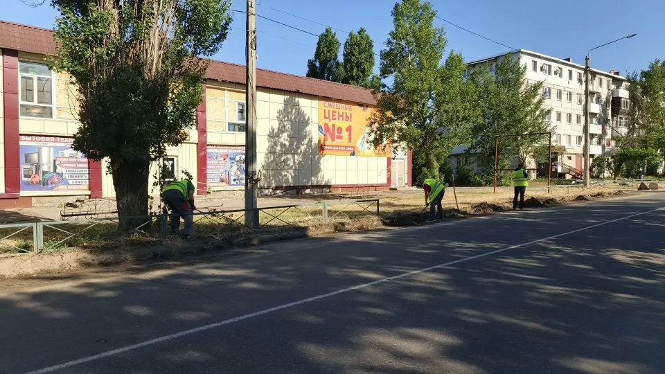 Сотрудники МУП «ДЭП города Рубежное» Работники активно продолжают работы по очистке дорожного покрытия Сотрудники МУП «ДЭП города Рубежное» Работники активно продолжают работы по очистке дорожного покрытия