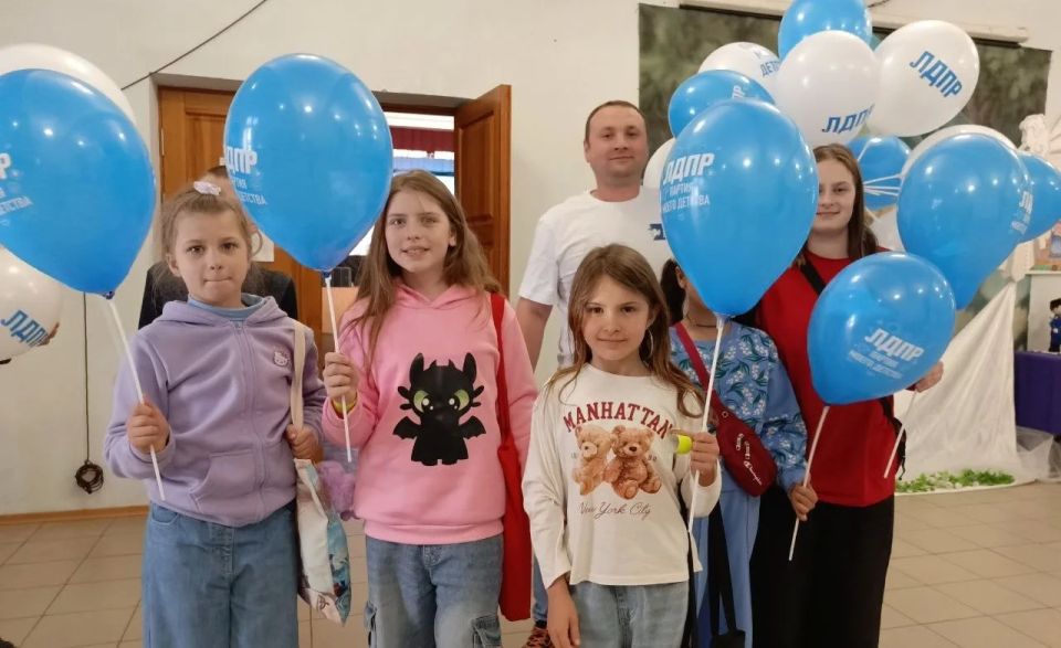 ДЕТИ — НАШЕ БУДУЩЕЕ!. ЛДПР поздравила юных жителей города Алчевска с Днём защиты детей ДЕТИ — НАШЕ БУДУЩЕЕ!. ЛДПР поздравила юных жителей города Алчевска с Днём защиты детей