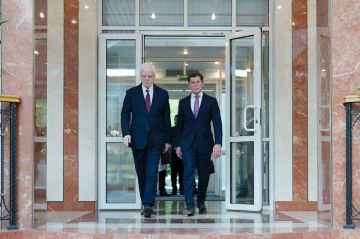 Посол России в Беларуси Борис Грызлов встретился с губернатором Приморского края Олегом Кожемяко, который находится в Беларуси с рабочим визитом