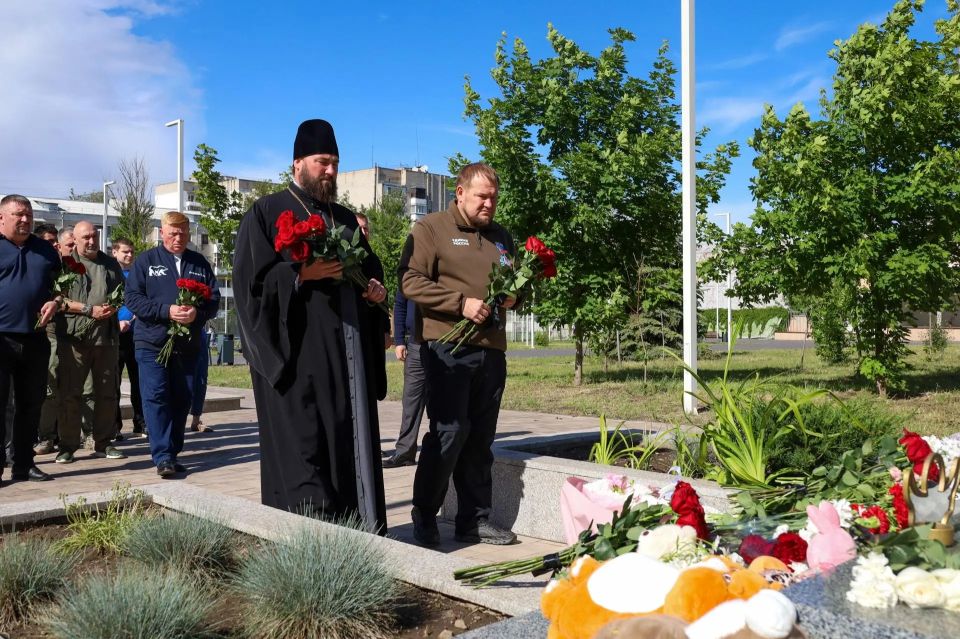 В Луганске почтили память детей - жертв агрессии ВСУ В Луганске почтили память детей - жертв агрессии ВСУ
