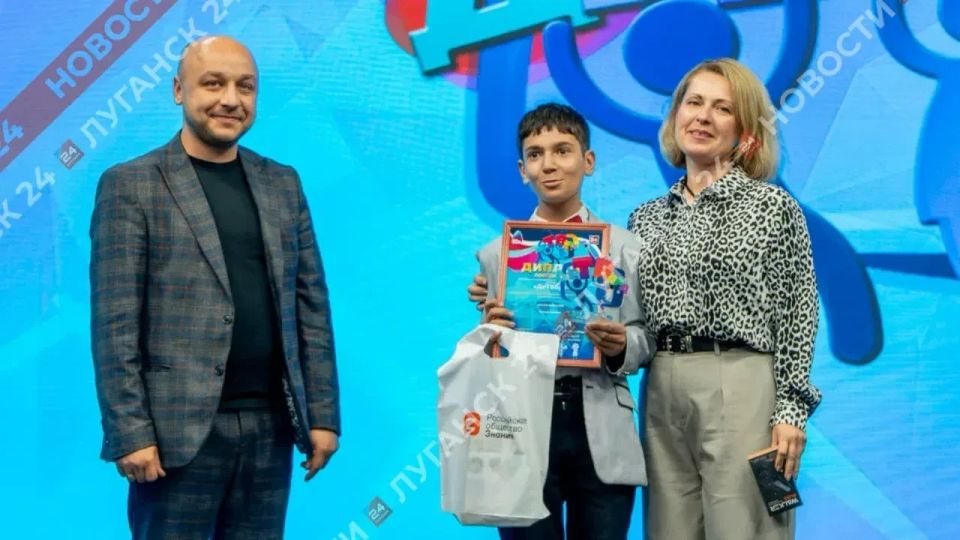 В День защиты детей в ЛНР наградили победителей конкурса юных журналистов «ДеТВора» В День защиты детей в ЛНР наградили победителей конкурса юных журналистов «ДеТВора»