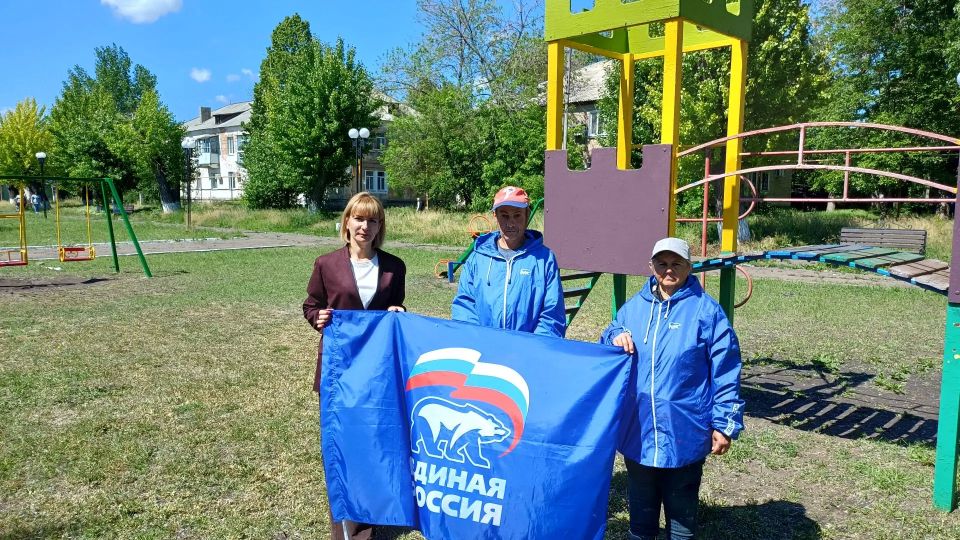 Активисты первичного отделения партии «Единая Россия» пгт Дубовский совместно с сотрудниками отдела по делам территорий Администрации провели акцию «Яркое детство» в рамках партийной программы «Добрые дела» Активисты первичного отделения партии «Единая Россия» пгт Дубовский совместно с сотрудниками отдела по делам территорий Администрации провели акцию «Яркое детство» в рамках партийной программы «Добрые дела»
