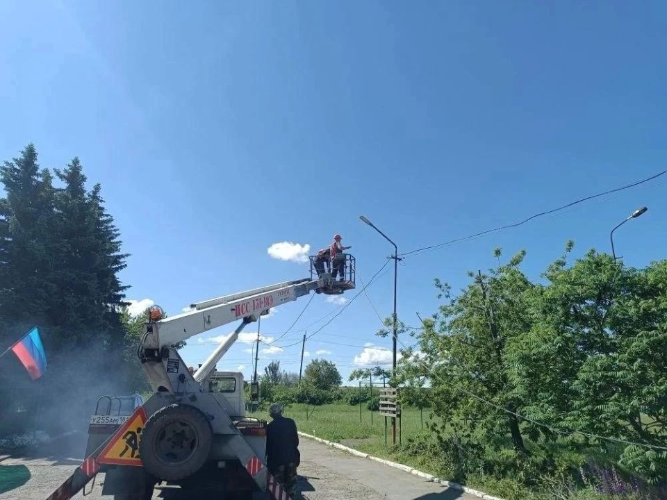 Удмуртские электрики продолжают монтировать проводку на спортивном объекте в Лутугино Удмуртские электрики продолжают монтировать проводку на спортивном объекте в Лутугино