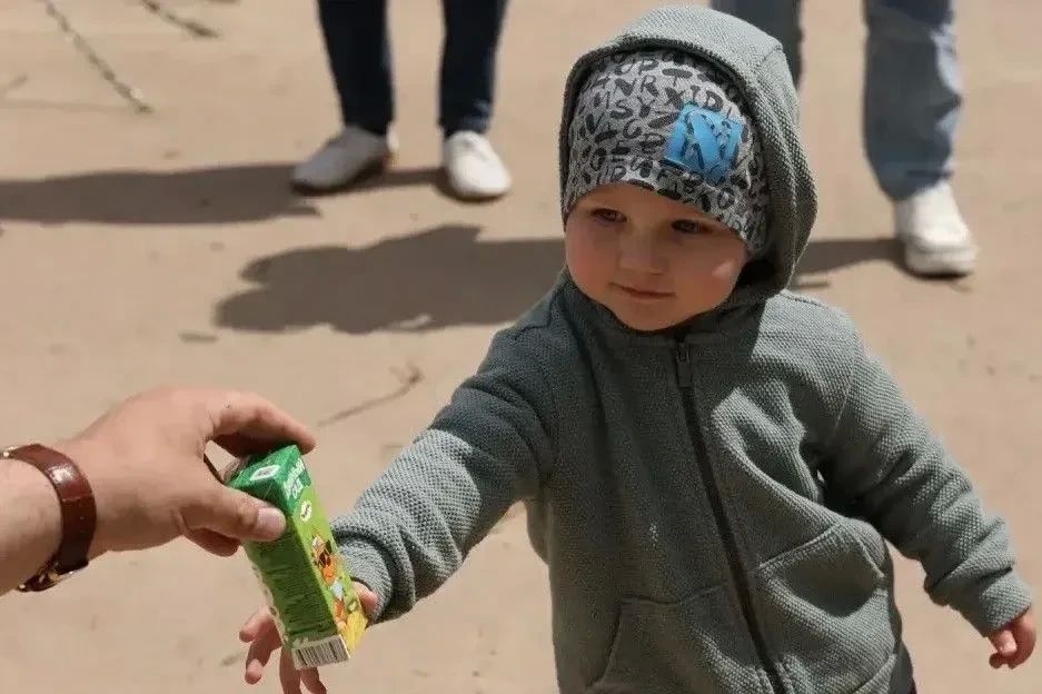 Луганские полицейские подарили детям в парке сок и игрушки, а воспитанникам детского дома — настольные игры Луганские полицейские подарили детям в парке сок и игрушки, а воспитанникам детского дома — настольные игры