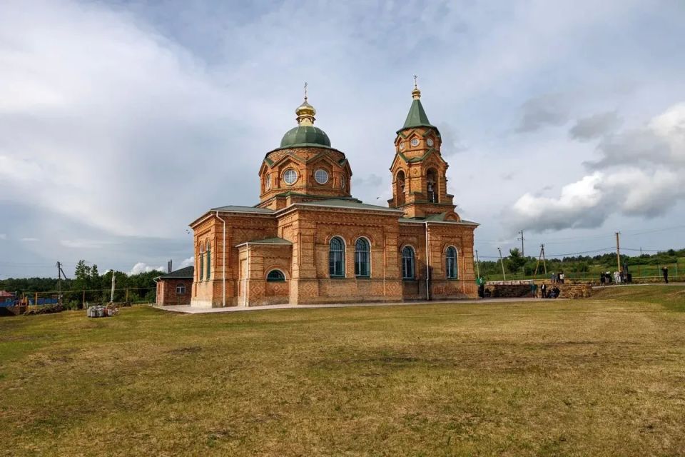 В день Пятидесятницы митрополит Пантелеимон совершил Литургию в Троицком храме села Пивнёвка В день Пятидесятницы митрополит Пантелеимон совершил Литургию в Троицком храме села Пивнёвка