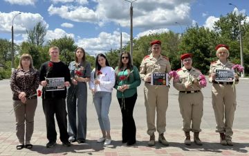 Молодежь Перевальска почтила память погибших в результате авиаудара по зданию Луганской ОГА
