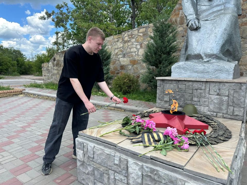 Молодежь Перевальска почтила память погибших в результате авиаудара по зданию Луганской ОГА Молодежь Перевальска почтила память погибших в результате авиаудара по зданию Луганской ОГА