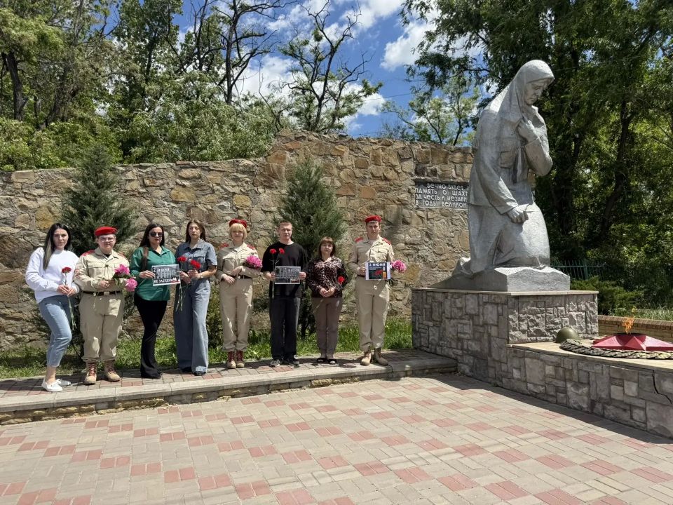 Молодежь Перевальска почтила память погибших в результате авиаудара по зданию Луганской ОГА Молодежь Перевальска почтила память погибших в результате авиаудара по зданию Луганской ОГА