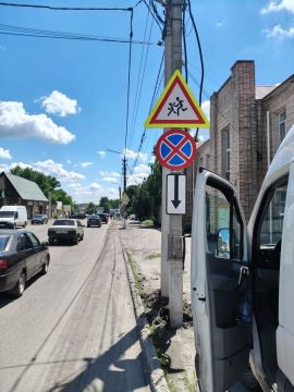 Дорога стала безопаснее: в Ровеньках меняют знаки на световозвращающие