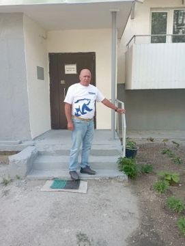 Депутат Виктор Тарасов помог сделать подъезд многоквартирного дома доступным для маломобильных северодончан