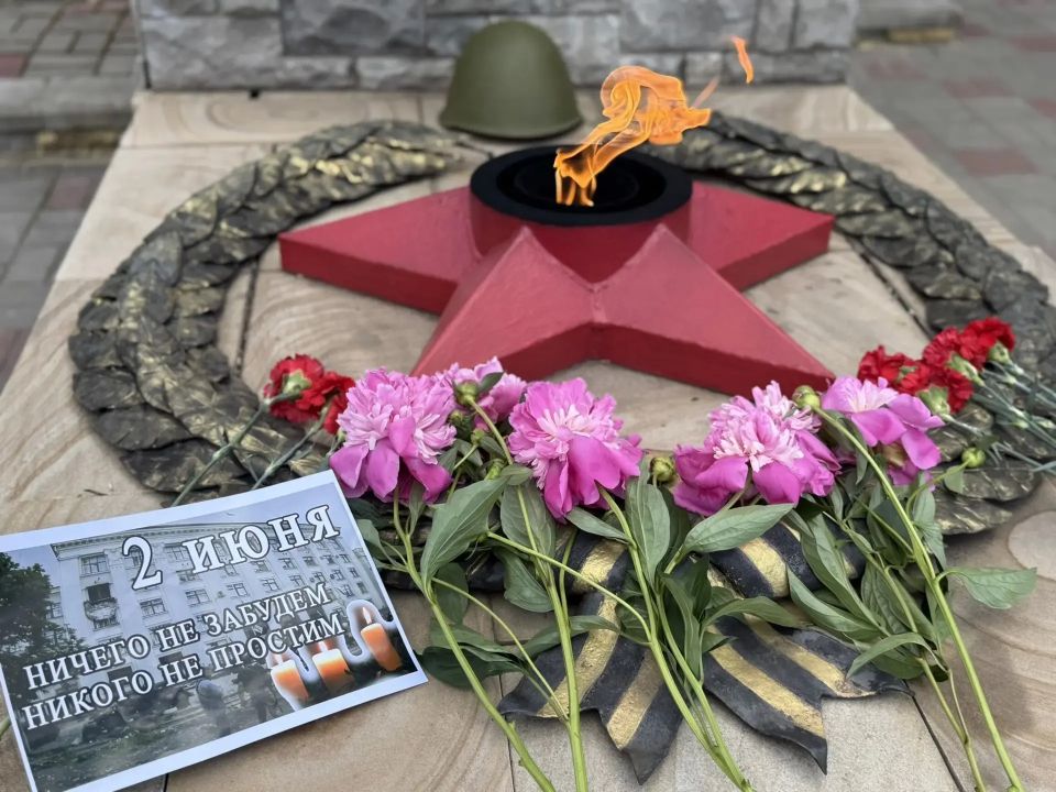 Молодежь Перевальска почтила память погибших в результате авиаудара по зданию Луганской ОГА Молодежь Перевальска почтила память погибших в результате авиаудара по зданию Луганской ОГА
