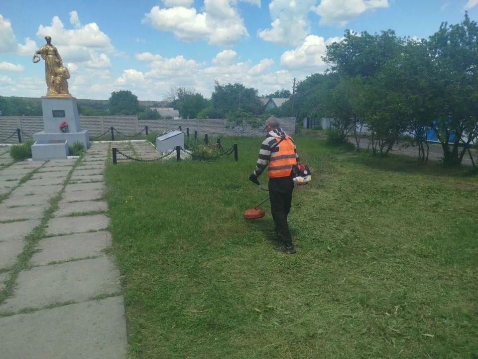 «Спецкомавтотранс» и «ЖЭК» продолжают работы по благоустройству «Спецкомавтотранс» и «ЖЭК» продолжают работы по благоустройству