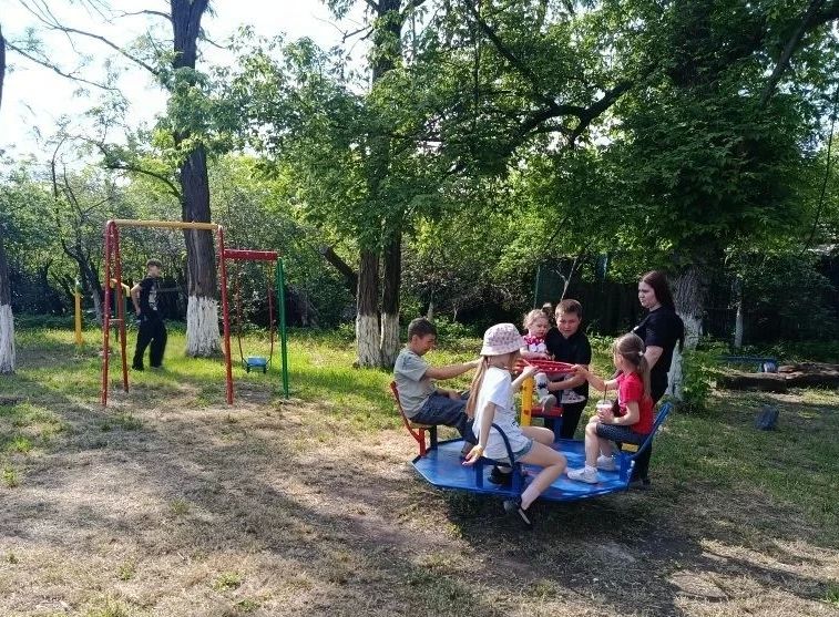 В посёлке городского типа Есауловка развернулся настоящий праздник детства – на площади дома культуры засиял огнями мобильный парк развлечений В посёлке городского типа Есауловка развернулся настоящий праздник детства – на площади дома культуры засиял огнями мобильный парк развлечений