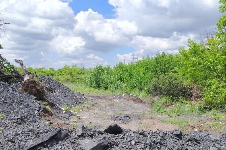 Уборка несанкционированных свалок на территории пгт Шахтерский продолжается Уборка несанкционированных свалок на территории пгт Шахтерский продолжается