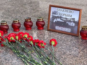 Активисты Луганского реготделения ВОО «Молодая Гвардия Единой России» почтили память погибших пассажиров автобуса в городе Енакиево 3 июня 2026 года