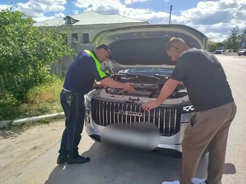 Дорожные полицейские Новоайдарского округа помогли водителю отремонтировать неисправный автомобиль Дорожные полицейские Новоайдарского округа помогли водителю отремонтировать неисправный автомобиль