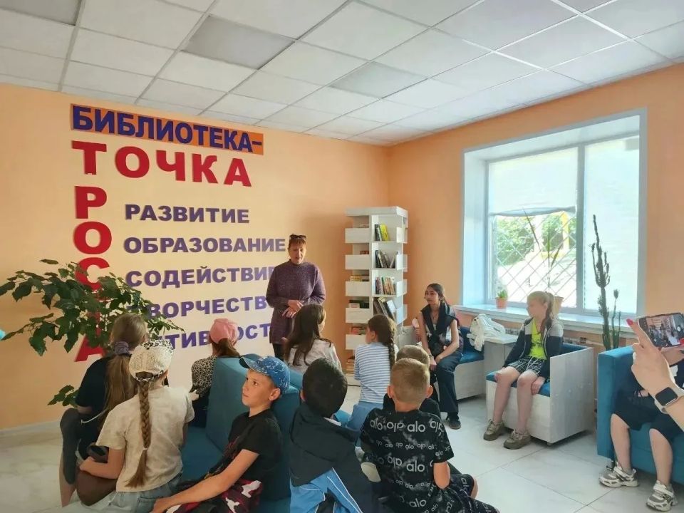 6 июня в России отмечается праздник — День русского языка и Пушкинский день, посвящённый великому поэту Александру Сергеевичу Пушкину, который сыграл ключевую роль в формировании современного русского литературного языка 6 июня в России отмечается праздник — День русского языка и Пушкинский день, посвящённый великому поэту Александру Сергеевичу Пушкину, который сыграл ключевую роль в формировании современного русского литературного языка