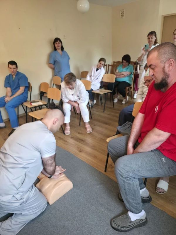 По просьбе сотрудников Ровеньковской стоматологической поликлиники Свердловский филиал Луганского центра медицины катастроф организовал мастеркласс по первой помощи По просьбе сотрудников Ровеньковской стоматологической поликлиники Свердловский филиал Луганского центра медицины катастроф организовал мастеркласс по первой помощи