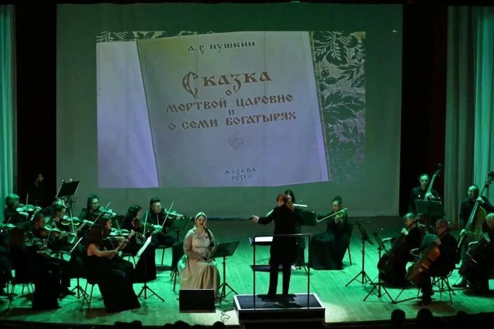 В День русского языка в Луганской филармонии прошла литературно-музыкальная композиция «Сказка о мертвой царевне и семи богатырях» В День русского языка в Луганской филармонии прошла литературно-музыкальная композиция «Сказка о мертвой царевне и семи богатырях»