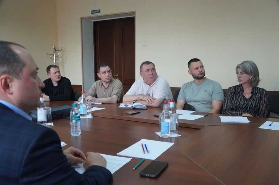 Альберт Апшев: В связи с участившимися атаками украинских БПЛА на АЗС и бензовозы провели оперативное совещание с поставщиками нефтепродуктов Альберт Апшев: В связи с участившимися атаками украинских БПЛА на АЗС и бензовозы провели оперативное совещание с поставщиками нефтепродуктов