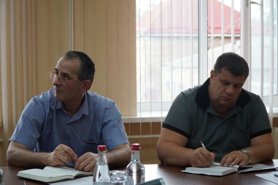Альберт Апшев: В связи с участившимися атаками украинских БПЛА на АЗС и бензовозы провели оперативное совещание с поставщиками нефтепродуктов Альберт Апшев: В связи с участившимися атаками украинских БПЛА на АЗС и бензовозы провели оперативное совещание с поставщиками нефтепродуктов