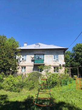Калужане продолжают ремонт кровли многоквартирного дома в Первомайске