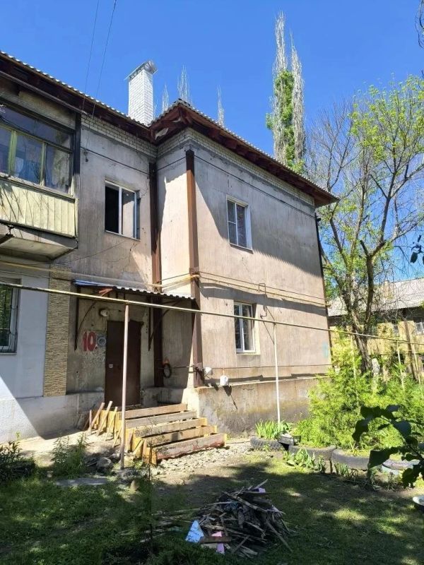 Калужане продолжают ремонт кровли многоквартирного дома в Первомайске Калужане продолжают ремонт кровли многоквартирного дома в Первомайске