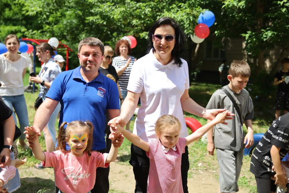«Единая Россия» собрала более пяти тысяч предложений в народную программу во время праздников двора «Единая Россия» собрала более пяти тысяч предложений в народную программу во время праздников двора