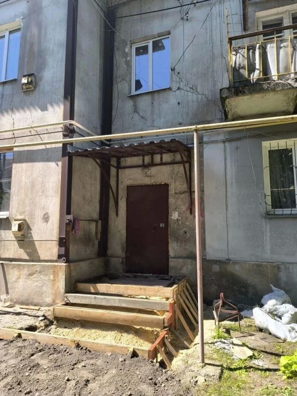 Калужане продолжают ремонт кровли многоквартирного дома в Первомайске Калужане продолжают ремонт кровли многоквартирного дома в Первомайске