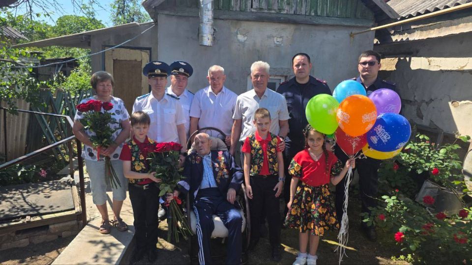 Офицеры республиканского СК поздравили с вековым юбилеем ветерана Великой Отечественной войны Офицеры республиканского СК поздравили с вековым юбилеем ветерана Великой Отечественной войны