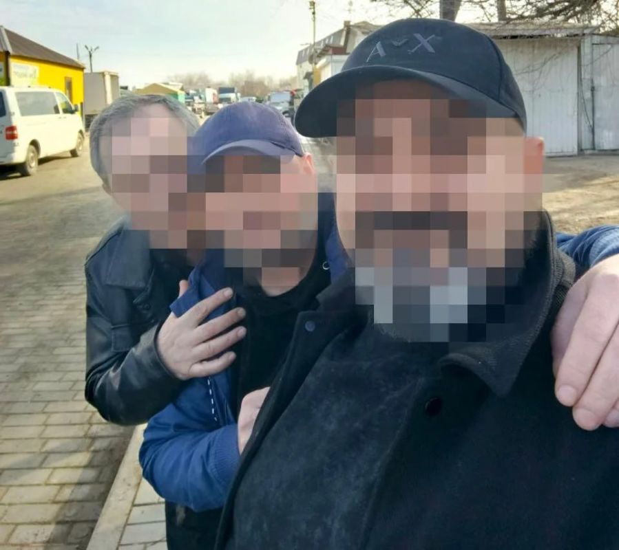 В Луганске спасатели эвакуировали 20 жильцов из горящей пятиэтажки В Луганске спасатели эвакуировали 20 жильцов из горящей пятиэтажки