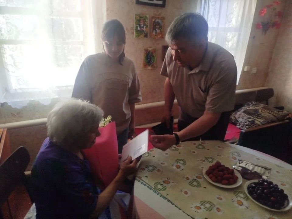 В городе Брянка торжественно поздравили с 94-летием двух замечательных женщин - Валентину Ключникову и Александру Рыхову В городе Брянка торжественно поздравили с 94-летием двух замечательных женщин - Валентину Ключникову и Александру Рыхову