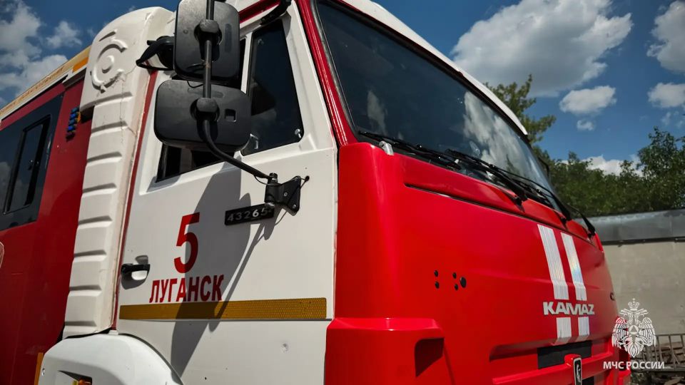В Луганске спасатели эвакуировали 20 жильцов из горящей пятиэтажки