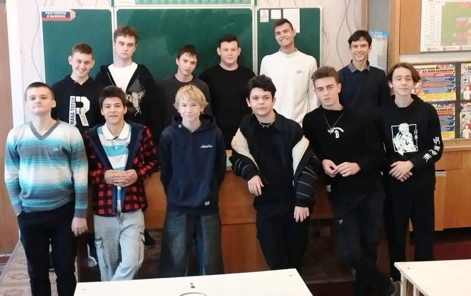 Выпуск 2026 года Алчевской средней школы №15 – это цельная, но разноцветная мозаика: спортсмены, музыканты, танцоры, программисты, любители литературы, социальные деятели — и к ним присоединяются те, кто уже выбрал путь... Выпуск 2026 года Алчевской средней школы №15 – это цельная, но разноцветная мозаика: спортсмены, музыканты, танцоры, программисты, любители литературы, социальные деятели — и к ним присоединяются те, кто уже выбрал путь...