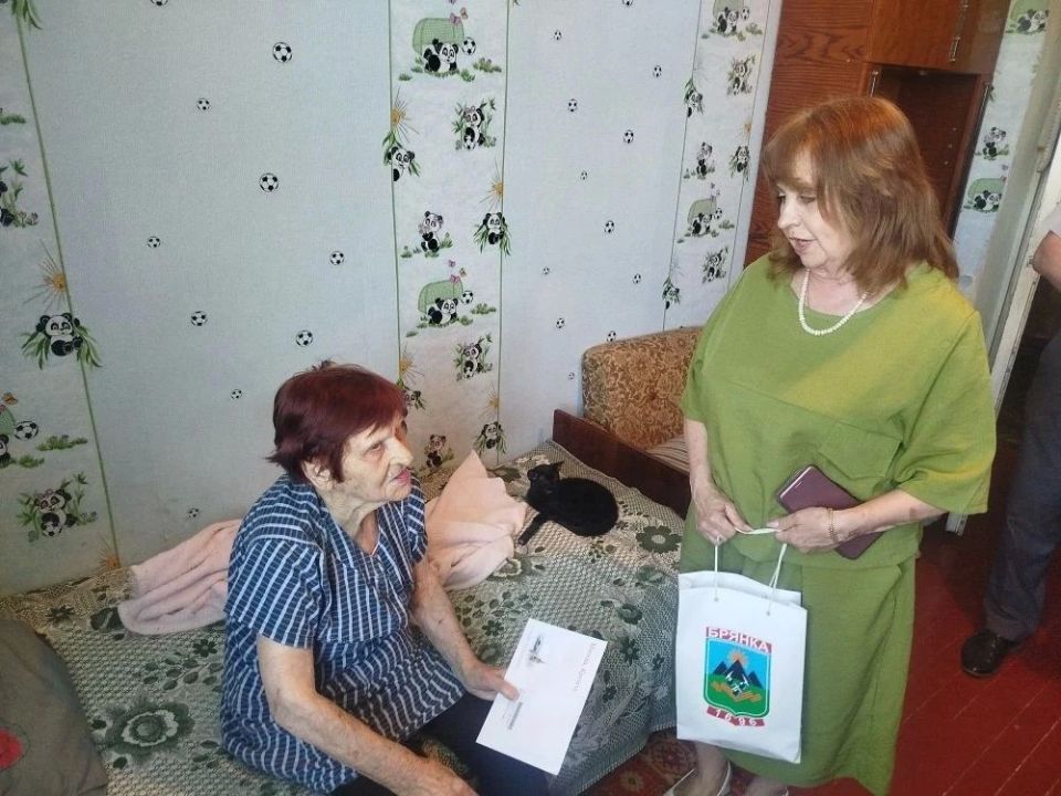 В городе Брянка торжественно поздравили с 94-летием двух замечательных женщин - Валентину Ключникову и Александру Рыхову В городе Брянка торжественно поздравили с 94-летием двух замечательных женщин - Валентину Ключникову и Александру Рыхову