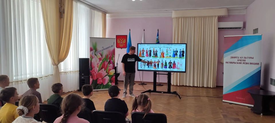 8 июня в Брянке, во Дворце культуры имени Октябрьской революции, прошел особенный день для юных жителей города 8 июня в Брянке, во Дворце культуры имени Октябрьской революции, прошел особенный день для юных жителей города